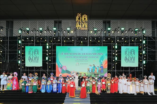 Đại diện Trung tâm TT&XT Du lịch Hà Nội và ông Tuấn Anh, CEO Hakuaikids và NTK Nhật Thực trao giấy chứng nhận cho người mẫu tham dự chương trình của sở du lịch thành phố Hà Nội. Ảnh: Lê Đông - TTXVN