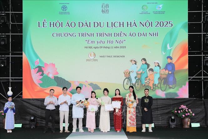 Đại diện Trung tâm TT&XT Du lịch Hà Nội và ông Tuấn Anh, CEO Hakuaikids lên trao giấy chứng nhận và kỷ niệm chương cho đơn vị tại trợ và đồng hành của chương trình. Ảnh: Lê Đông - TTXVN