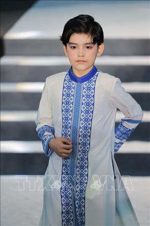 Người mẫu nhí trình diễn áo dài trong bộ sưu tập của nhà thiết kế Nhật Thực tại Chương trình. Ảnh: Lê Đông - TTXVN