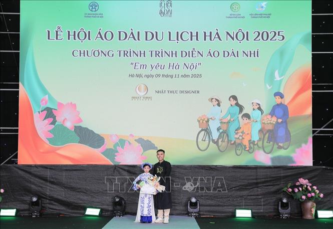 NTK Nhật Thực trao giấy chứng giấy chứng nhận và kỷ niệm chương cho người mẫu nhí đồng hành của chương trình. Ảnh: Lê Đông - TTXVN 