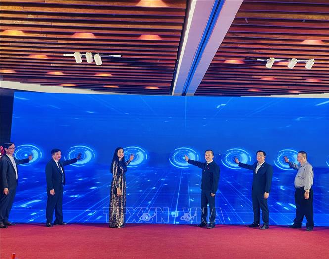 Các đại biểu thực hiện nghi thức khai mạc trưng bày chuyên đề “Những khám phá khảo cổ từ Vườn Chuối”. Ảnh: Tuyết Mai - TTXVN