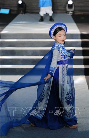 Người mẫu nhí trình diễn áo dài trong bộ sưu tập của nhà thiết kế Nhật Thực tại Chương trình. Ảnh: Lê Đông - TTXVN