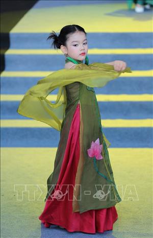 Người mẫu nhí trình diễn áo dài trong bộ sưu tập của nhà thiết kế Nhật Thực tại Chương trình. Ảnh: Lê Đông - TTXVN