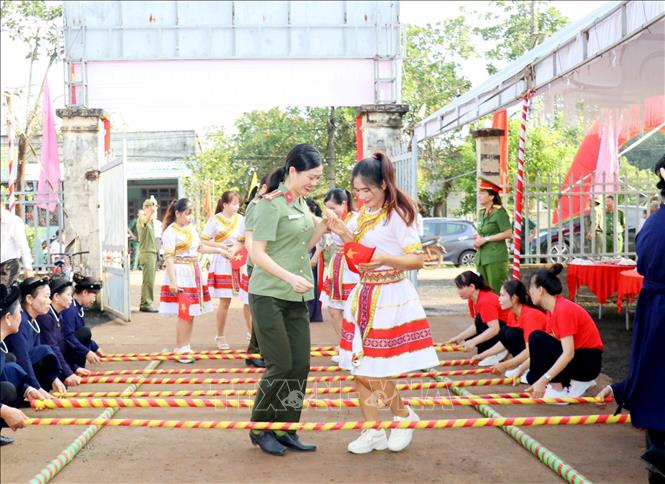 Cán bộ, nhân dân khu phố Bưng Sê tham gia các hoạt động tại Ngày hội Đại đoàn kết toàn dân tộc. Ảnh: Nhật Bình - TTXVN