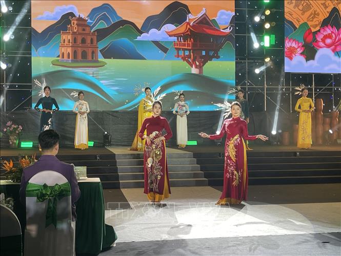 Một tiết mục biểu diễn trong chương trình bế mạc. Ảnh: Tuyết Mai - TTXVN