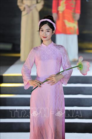 Người mẫu trình diễn áo dài tại Lễ Bế mạc. Ảnh: Lê Đông - TTXVN