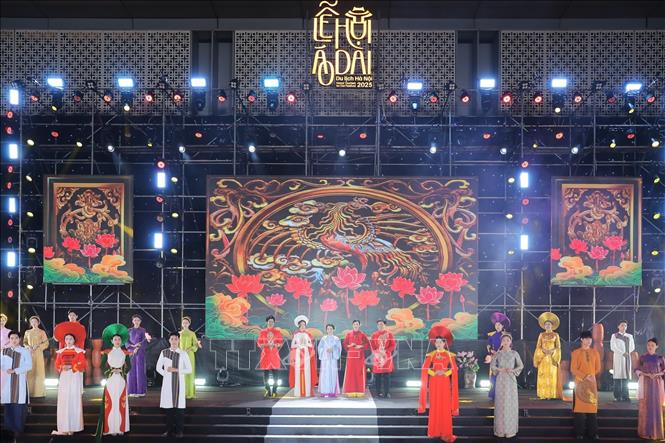 Màn trình bộ sưu tập áo dài của NTK Như Nguyễn tại Lễ Bế mạc. Ảnh: Lê Đông - TTXVN