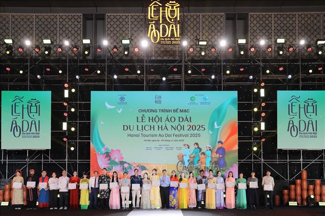 BTC trao giấy chứng nhận cho đại diện gian hàng tham gia dự lễ hội. Ảnh: Lê Đông - TTXVN