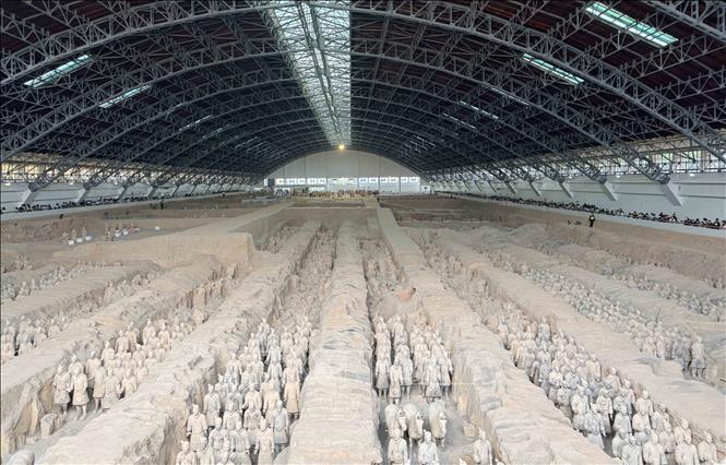 Khu hầm mộ số 1 có diện tích khoảng 14.260 m2, đây là chiến trường chính, chứa khoảng 6.000 chiến binh đất nung, ngựa và xe ngựa, thể hiện cảnh tượng ngoạn mục của bộ binh và xe ngựa chiến đấu cùng nhau. Ảnh: Công Tuyên-PV TTXVN tại Trung Quốc