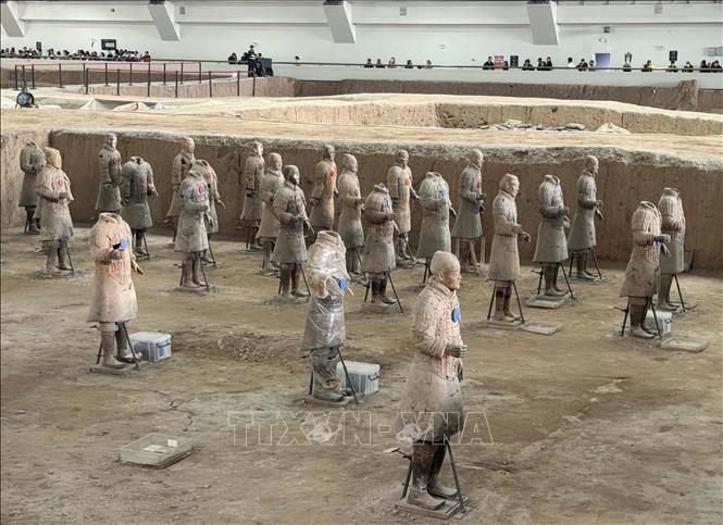 Hầu hết các bức tượng khi được khai quật đều bị hư hỏng và phải tiến hành phục chế lại. Ảnh: Công Tuyên-PV TTXVN tại Trung Quốc