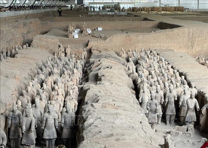 Khu hầm mộ số 1 có diện tích khoảng 14.260 m2, đây là chiến trường chính, chứa khoảng 6.000 chiến binh đất nung, ngựa và xe ngựa, thể hiện cảnh tượng ngoạn mục của bộ binh và xe ngựa chiến đấu cùng nhau. Ảnh: Công Tuyên-PV TTXVN tại Trung Quốc