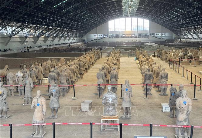 Các bức tượng Binh Mã Dõng đang trong quá trình phục chế lại. Ảnh: Công Tuyên-PV TTXVN tại Trung Quốc