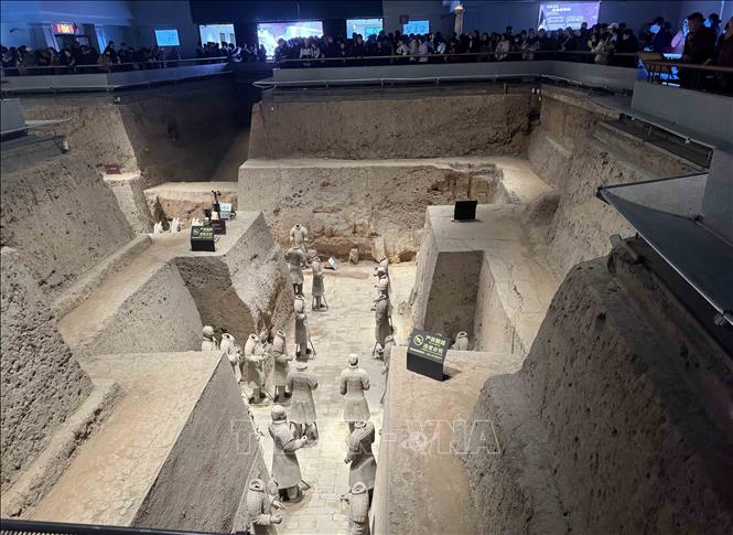 Khu hầm mộ số 2 với diện tích 6.000 m2, đây là đội hình của “đội quân đặc chủng” bao gồm nhiều binh chủng hợp thành, trong đó có lính bắn nỏ, xe ngựa và kỵ binh, với cách bố trí khéo léo. Ảnh: Công Tuyên-PV TTXVN tại Trung Quốc