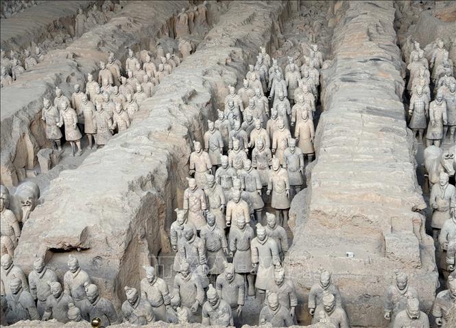 Khu hầm mộ số 1 có diện tích khoảng 14.260 m2, đây là chiến trường chính, chứa khoảng 6.000 chiến binh đất nung, ngựa và xe ngựa, thể hiện cảnh tượng ngoạn mục của bộ binh và xe ngựa chiến đấu cùng nhau. Ảnh: Công Tuyên-PV TTXVN tại Trung Quốc