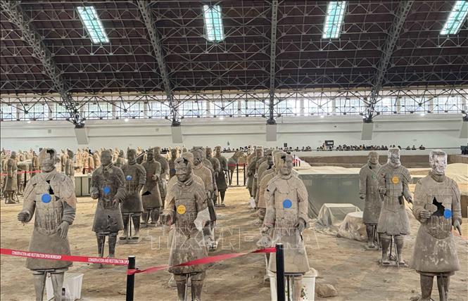 Hầu hết các bức tượng khi được khai quật đều bị hư hỏng và phải tiến hành phục chế lại. Ảnh: Công Tuyên-PV TTXVN tại Trung Quốc