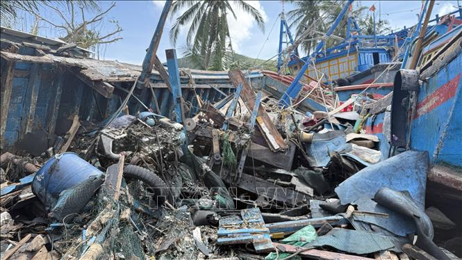 Tàu thuyền của ngư dân Gia Lai bị hư hỏng nặng. Ảnh: Tường Quân - TTXVN