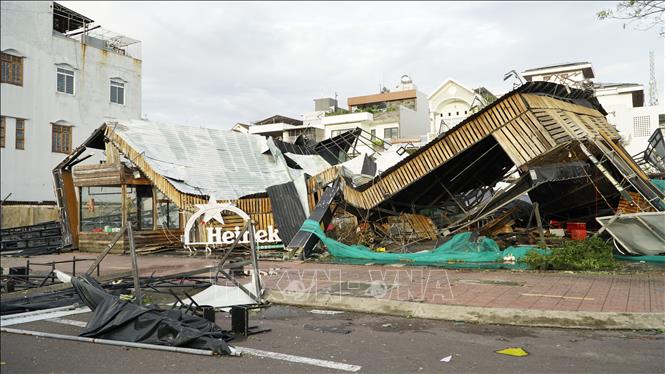  Một nhà hàng trên đường NguyễnThị Định, phường Quy Nhơn (Gia Lai) bị sập hoàn toàn do gió bão. Ảnh: Đình Quân - TTXVN