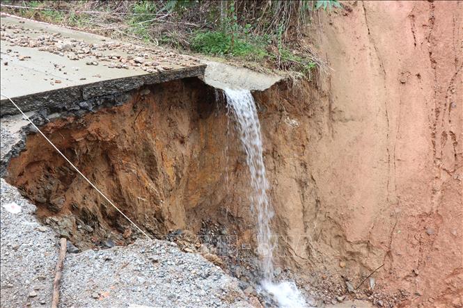 Tuyến đường ĐH83, đoạn Km8+200 qua thôn Tà Vinh, trục “xương sống” chạy dọc phía Tây xã Sơn Tây Hạ bị đứt gãy với chiều dài 40m, gây chia cắt giao thông. Ảnh: Phạm Cường-TTXVN