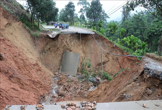 Tuyến đường ĐH83, đoạn Km8+200 qua thôn Tà Vinh, trục “xương sống” chạy dọc phía Tây xã Sơn Tây Hạ bị đứt gãy với chiều dài 40m, gây chia cắt giao thông. Ảnh: Phạm Cường-TTXVN