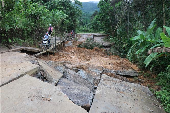 Mưa lớn làm nền đường trên tuyến ĐH83, đoạn Km5+500 qua thôn Hà Lên, bị đứt gãy, sụp lún với chiều dài khoảng 20m. Ảnh: Phạm Cường-TTXVN