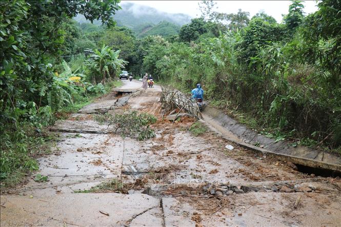 Mưa lớn làm nền đường trên tuyến ĐH83, đoạn Km5+500 qua thôn Hà Lên, bị đứt gãy, sụp lún với chiều dài khoảng 20m. Ảnh: Phạm Cường-TTXVN