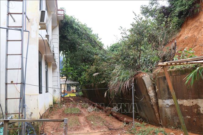 Sạt lở đồi đất gây đổ nghiêng kè bê tông sau lưng xã Sơn Tây Hạ Ảnh: Phạm Cường-TTXVN