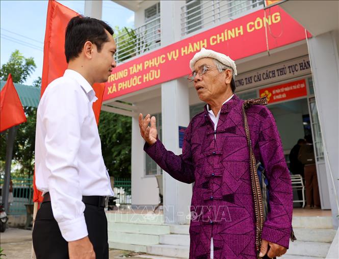 Chủ tịch UBND xã Phước Hữu, Nguyễn Đức Nghĩa trực tiếp lắng nghe chia sẻ từ ông Lộ Minh Trung - người uy tín trong cộng đồng người Chăm thôn Hữu Đức. Ảnh: Nhật Anh - TTXVN