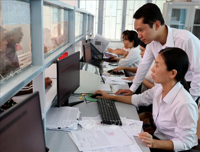 100% cán bộ, công chức xã Phước Hữu đều thành thạo hệ thống E-Office và ký số văn bản điện tử, góp phần đẩy nhanh tốc độ xử lý công việc và minh bạch hóa quy trình. Ảnh: Nhật Anh - TTXVN