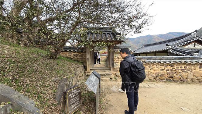 Ngôi đền Jondeoksa (đền thờ tôn vinh đức hạnh), lối dẫn vào khu vực nghi lễ của Học viện Nho giáo Gyeongsan Seowon. Ảnh: Đức Thắng - PV TTXVN tại Hàn Quốc