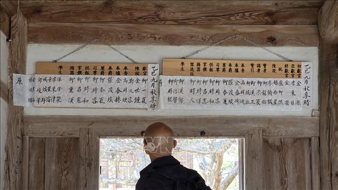 Hai tấm bảng gỗ viết chữ Hán treo dưới xà nhà, thường được gọi là Bảng Bố trí Tế tự hoặc Bảng Phân công Nghi thức. Ảnh: Đức Thắng - PV TTXVN tại Hàn Quốc