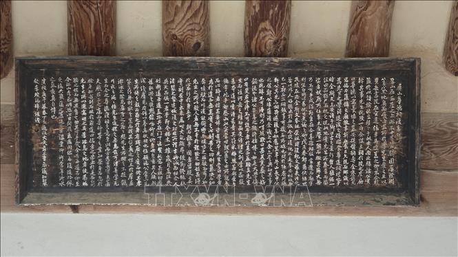 Tấm bia gỗ khắc chữ Hán cỡ lớn, sơn chữ trắng trên nền đen, cố định dưới xà ngang của một giảng đường trong Học viện Nho giáo Gyeongsan Seowon. Ảnh: Đức Thắng - PV TTXVN tại Hàn Quốc