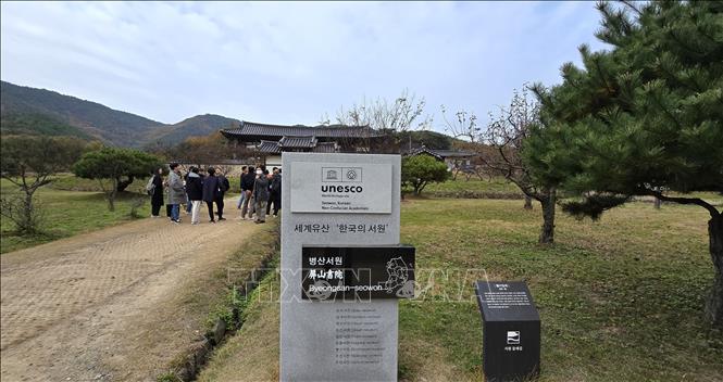 Tấm biển UNESCO công nhận Học viện Nho giáo Byeongsan Seowonlà di sản của thế giới. Ảnh: Đức Thắng - PV TTXVN tại Hàn Quốc
