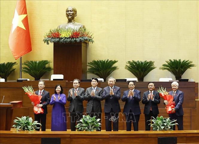 Tổng Bí thư Tô Lâm cùng các đồng chí Lãnh đạo Đảng, Nhà nước tặng hoa chúc mừng Chánh án Tòa án nhân dân tối cao Nguyễn Văn Quảng và Phó Chủ tịch Quốc hội Đỗ Văn Chiến vừa được Quốc hội bầu. Ảnh: Thống Nhất – TTXVN
