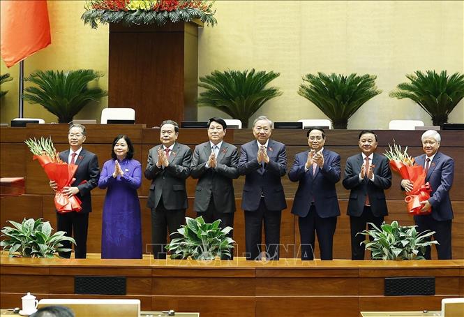 Tổng Bí thư Tô Lâm cùng các đồng chí Lãnh đạo Đảng, Nhà nước tặng hoa chúc mừng Chánh án Tòa án nhân dân tối cao Nguyễn Văn Quảng và Phó Chủ tịch Quốc hội Đỗ Văn Chiến vừa được Quốc hội bầu. Ảnh: Thống Nhất – TTXVN