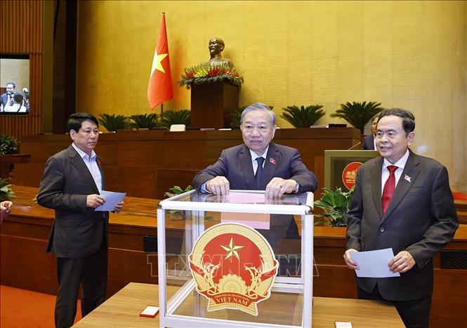 Tổng Bí thư Tô Lâm cùng các đồng chí Lãnh đạo Đảng, Nhà nước, đại biểu Quốc hội bỏ phiếu bầu Chánh án Tòa án nhân dân tối cao Nguyễn Văn Quảng và Phó Chủ tịch Quốc hội Đỗ Văn Chiến. Ảnh: Doãn Tấn - TTXVN