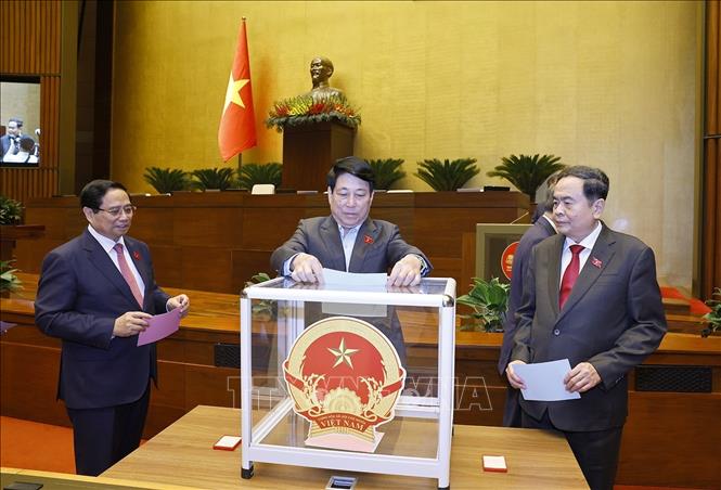 Tổng Bí thư Tô Lâm cùng các đồng chí Lãnh đạo Đảng, Nhà nước, đại biểu Quốc hội bỏ phiếu bầu Chánh án Tòa án nhân dân tối cao Nguyễn Văn Quảng và Phó Chủ tịch Quốc hội Đỗ Văn Chiến. Ảnh: Doãn Tấn - TTXVN