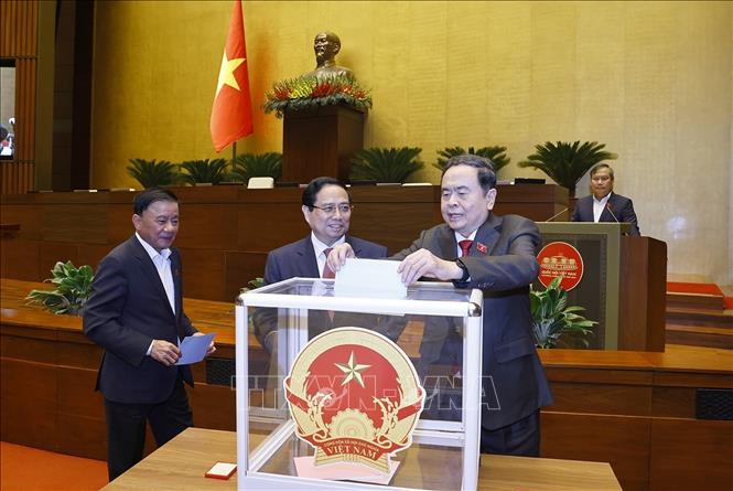 Tổng Bí thư Tô Lâm cùng các đồng chí Lãnh đạo Đảng, Nhà nước, đại biểu Quốc hội bỏ phiếu bầu Chánh án Tòa án nhân dân Tối cao Nguyễn Văn Quảng và Phó Chủ tịch Quốc hội Đỗ Văn Chiến. Ảnh: Doãn Tấn - TTXVN