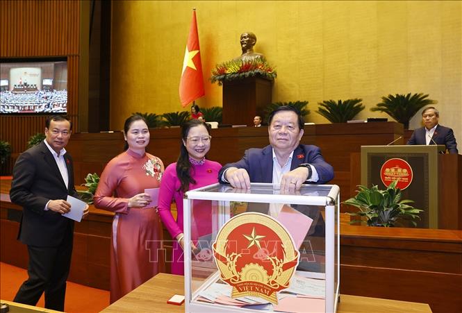 Đại biểu Quốc hội bỏ phiếu bầu Chánh án Tòa án nhân dân Tối cao Nguyễn Văn Quảng và Phó Chủ tịch Quốc hội Đỗ Văn Chiến. Ảnh: Doãn Tấn - TTXVN