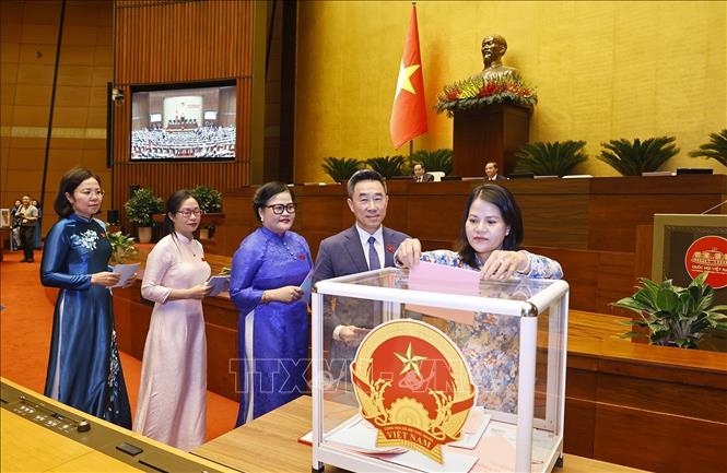 Đại biểu Quốc hội bỏ phiếu bầu Chánh án Tòa án nhân dân tối cao Nguyễn Văn Quảng và Phó Chủ tịch Quốc hội Đỗ Văn Chiến. Ảnh: Doãn Tấn - TTXVN