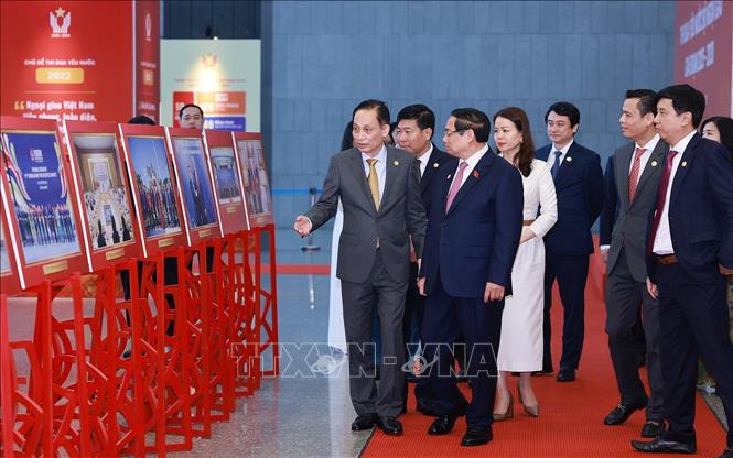 Thủ tướng Phạm Minh Chính tham quan trưng bày ảnh về hoạt động ngoại giao. Ảnh: Dương Giang-TTXVN
