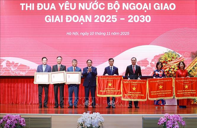 Thủ tướng Phạm Minh Chính trao Huân chương Lao động hạng Nhất; hạng Ba và Cờ Thi đua của Chính phủ cho các tập thể, cá nhân có thành tích xuất sắc trong phong trào thi đua yêu nước. Ảnh: Dương Giang-TTXVN
