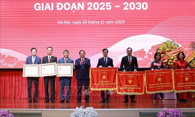 Thủ tướng Phạm Minh Chính trao Huân chương Lao động hạng Nhất; hạng Ba và Cờ Thi đua của Chính phủ cho các tập thể, cá nhân có thành tích xuất sắc trong phong trào thi đua yêu nước. Ảnh: Dương Giang-TTXVN
