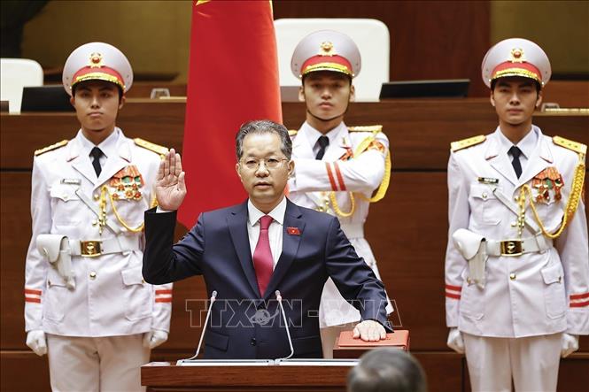 Nguyen Van Quang, a member of the Party Central Committee, as Chief Justice of the Supreme People’s Court takes the oath of office. VNA Photo: Doãn Tấn