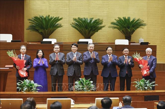 Party General Secretary To Lam, Party and State leaders congratulate Nguyen Van Quang's election as Chief Justice of the Supreme People’s Court. VNA Photo: Doãn Tấn