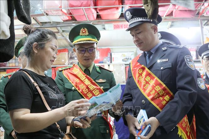 Border guards of Vietnam and China disseminate border laws to traders at Tan Thanh market (Lang Son province). VNA Photo: Quang Duy