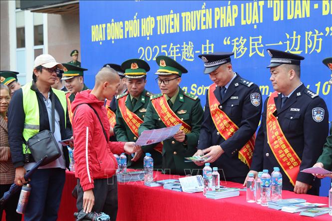 Border guards of Vietnam and China disseminate border laws to border residents entering and exiting through Tan Thanh border gate (Lang Son). VNA Photo: Quang Duy