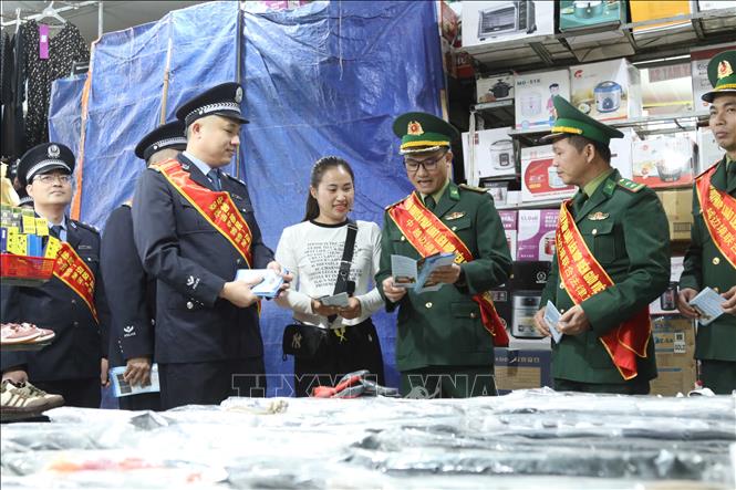Border guards of Vietnam and China disseminate border laws to traders at Tan Thanh market (Lang Son province). VNA Photo: Quang Duy 