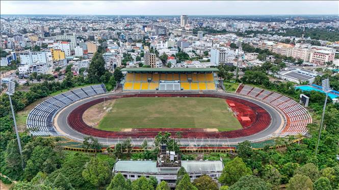 Sân vận động Cần Thơ có sức chứa 50.000 chỗ ngồi, từng là sân lớn nhất Việt Nam. Sau khi cải tạo hiện sân giảm còn 30.000 chỗ ngồi. Ảnh: Thanh Liêm - TTXVN