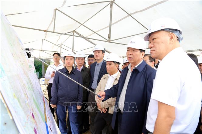Bộ trưởng Bộ Xây dựng Trần Hồng Minh kiểm tra dự án cao tốc Đồng Đăng (Lạng Sơn) - Trà Lĩnh (Cao Bằng). Ảnh: Văn Đạt - TTXVN
