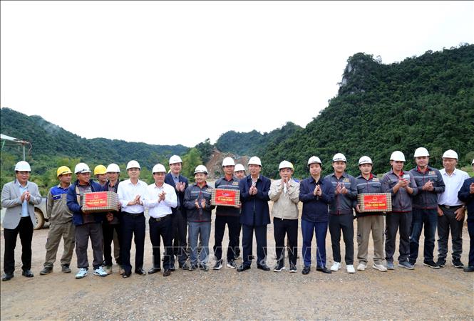  Bộ trưởng Bộ Xây dựng Trần Hồng Minh và lãnh đạo tỉnh Lạng Sơn tặng quà cho công nhân thi công cao tốc Đồng Đăng (Lạng Sơn) - Trà Lĩnh (Cao Bằng). Ảnh: Văn Đạt - TTXVN